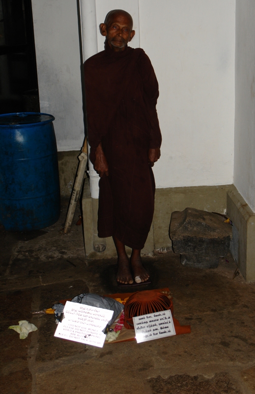 Добровольный обет, основополагающее в буддизме, Анурадхапура, Шри-Ланка (Anuradhapura - temple. Self imposed rules.. , Sri-Lanka)